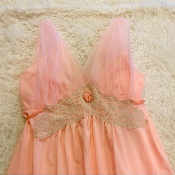 Vintage Aristocraft Peach Nightgown with Cream Lace Detail Size Small - Picture 2 of 10
